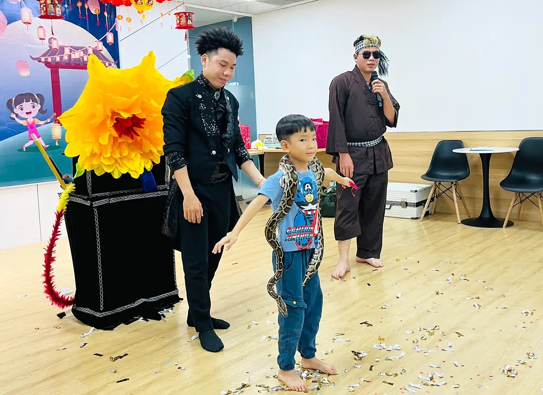 BRAVO nhí tham gia biểu diễn ảo thuật