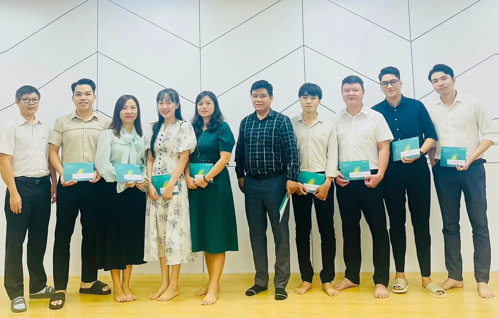 Khen thưởng CBNV hoàn thành công việc Quý III/2023