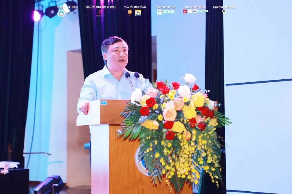 Viện trưởng Viện CNTT & Kinh tế số, phát biểu chào mừng tân sinh viên K65