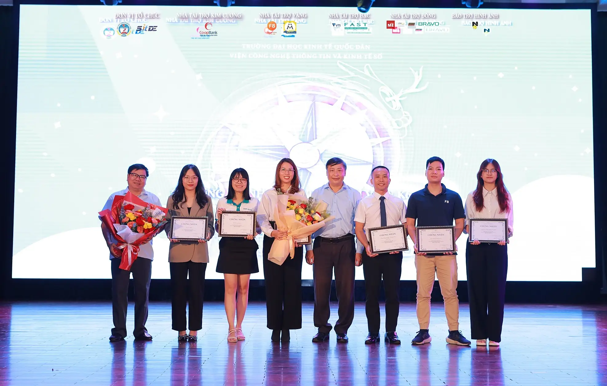 BRAVO nhận hoa doanh nghiệp đối tác với Viện CNTT & Kinh tế số