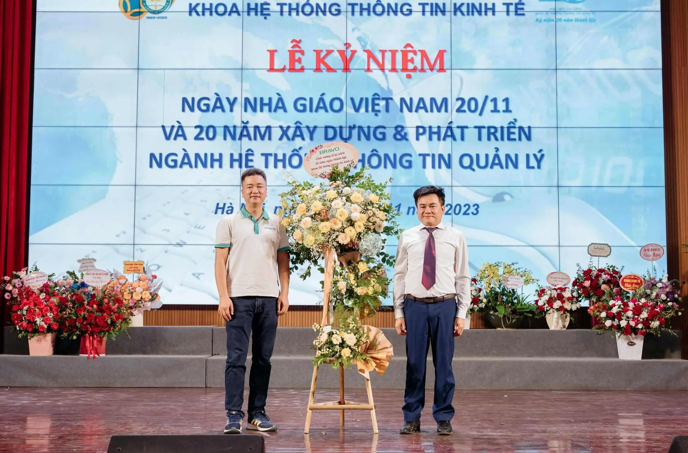 BRAVO gửi tặng lẵng hoa tươi thắm chúc mừng kỷ niệm 20 năm thành lập Khoa HTTTKT, Học viện Tài Chính