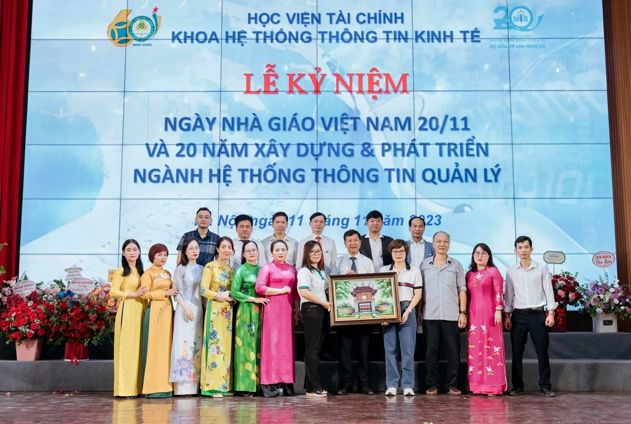 Cựu sinh viên Khoa HTTTKT, Học viện Tài chính tặng quà tri ân các thầy cô
