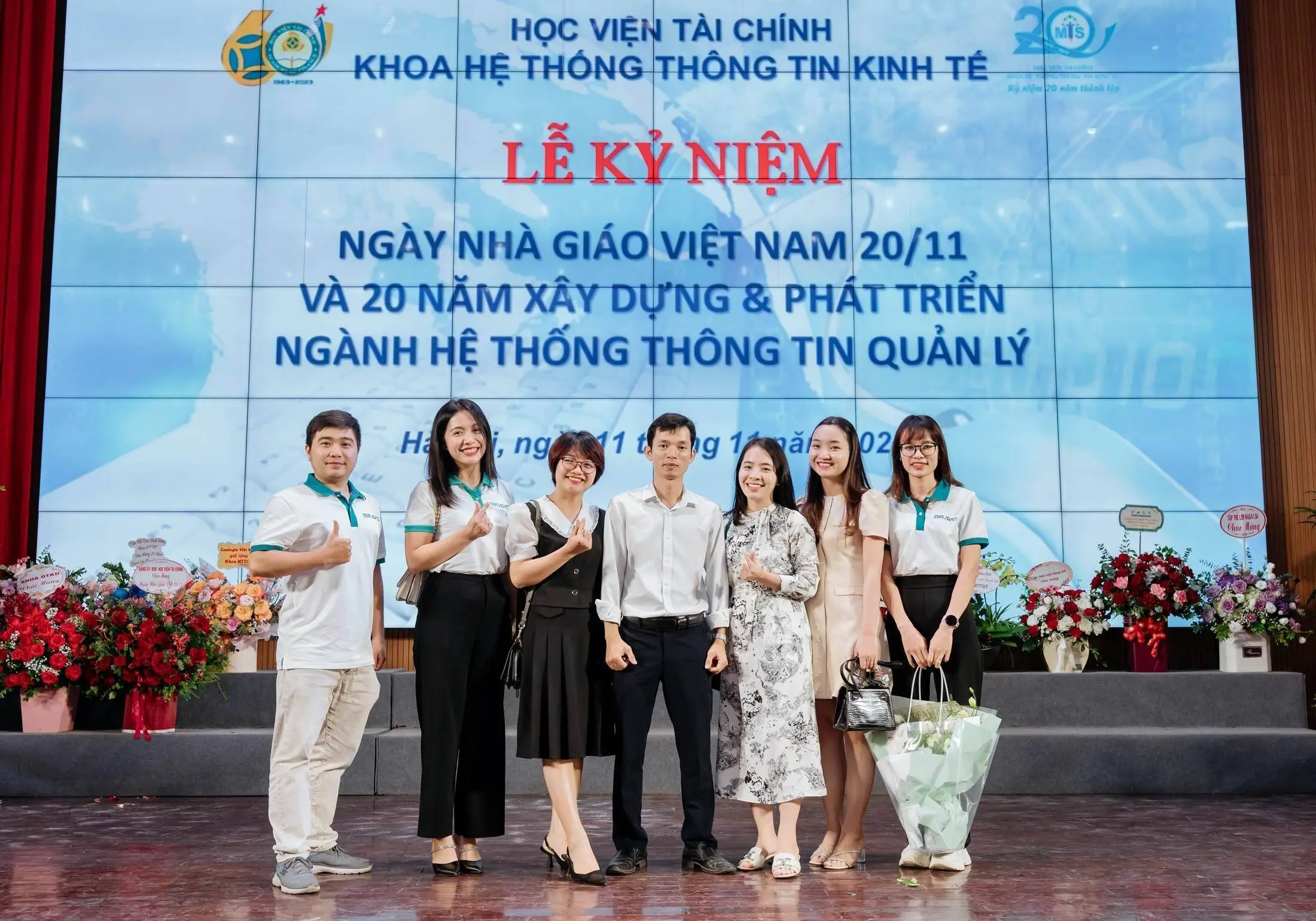 Cựu sinh viên Khoa HTTTKT, Học viện Tài chính tặng lẵng hoa tới các thầy cô