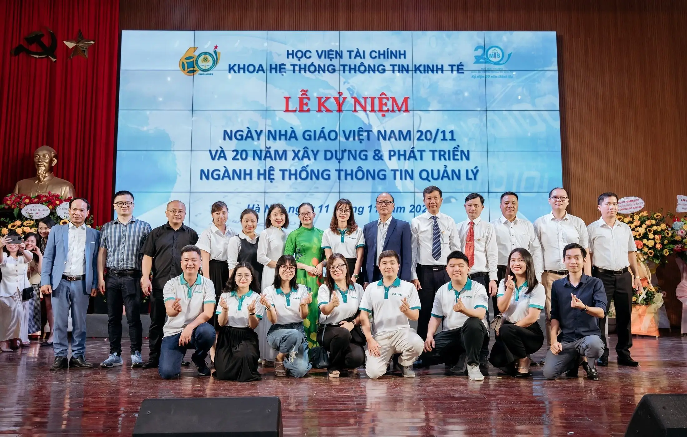 Tập thể cựu SV của Khoa HTTTKT, Học viện Tài Chính đang làm việc tại BRAVO chụp ảnh kỷ niệm cùng các thầy, cô