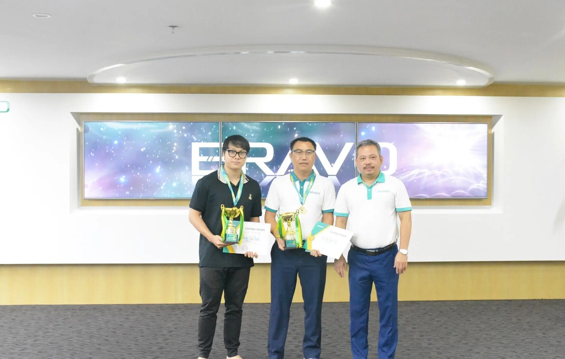 BRAVO HN trao cúp NVXS tháng 11 