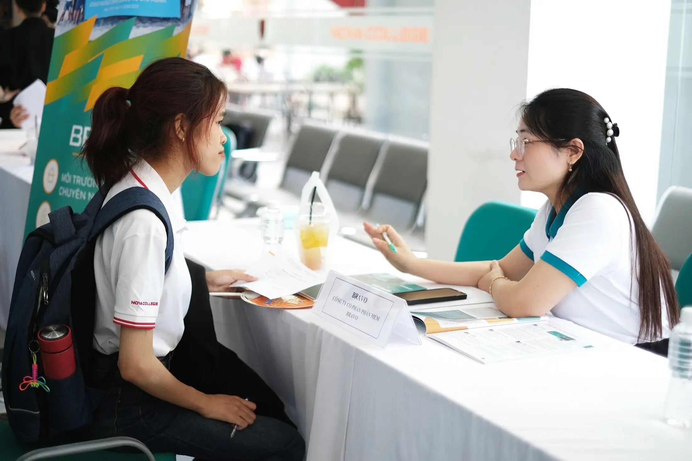 Cán bộ BRAVO tư vấn hướng nghiệp cho sinh viên Nova College