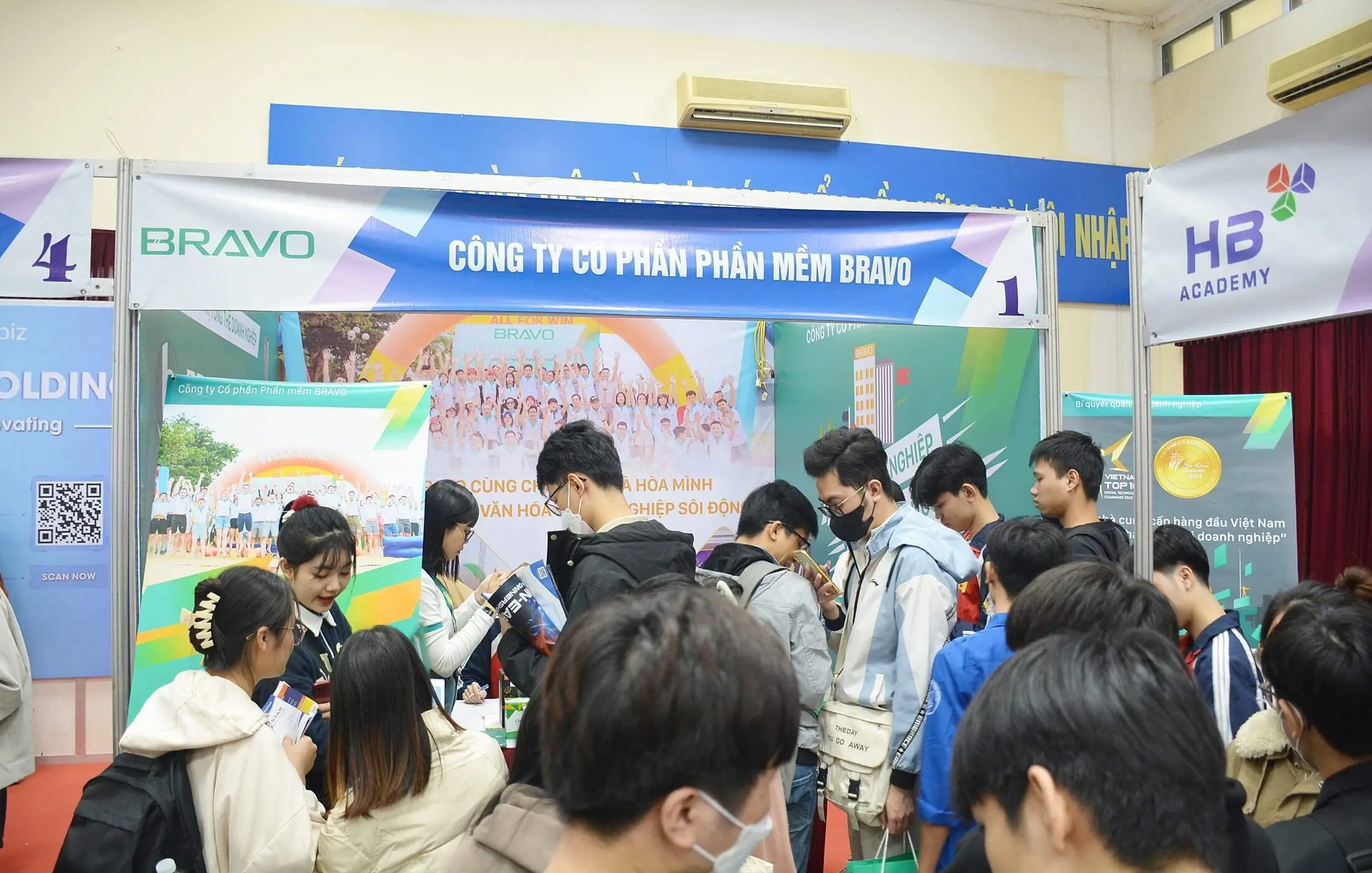 Gian hàng tuyển dụng của BRAVO tại Job Fair ĐH Công Nghiệp 2023