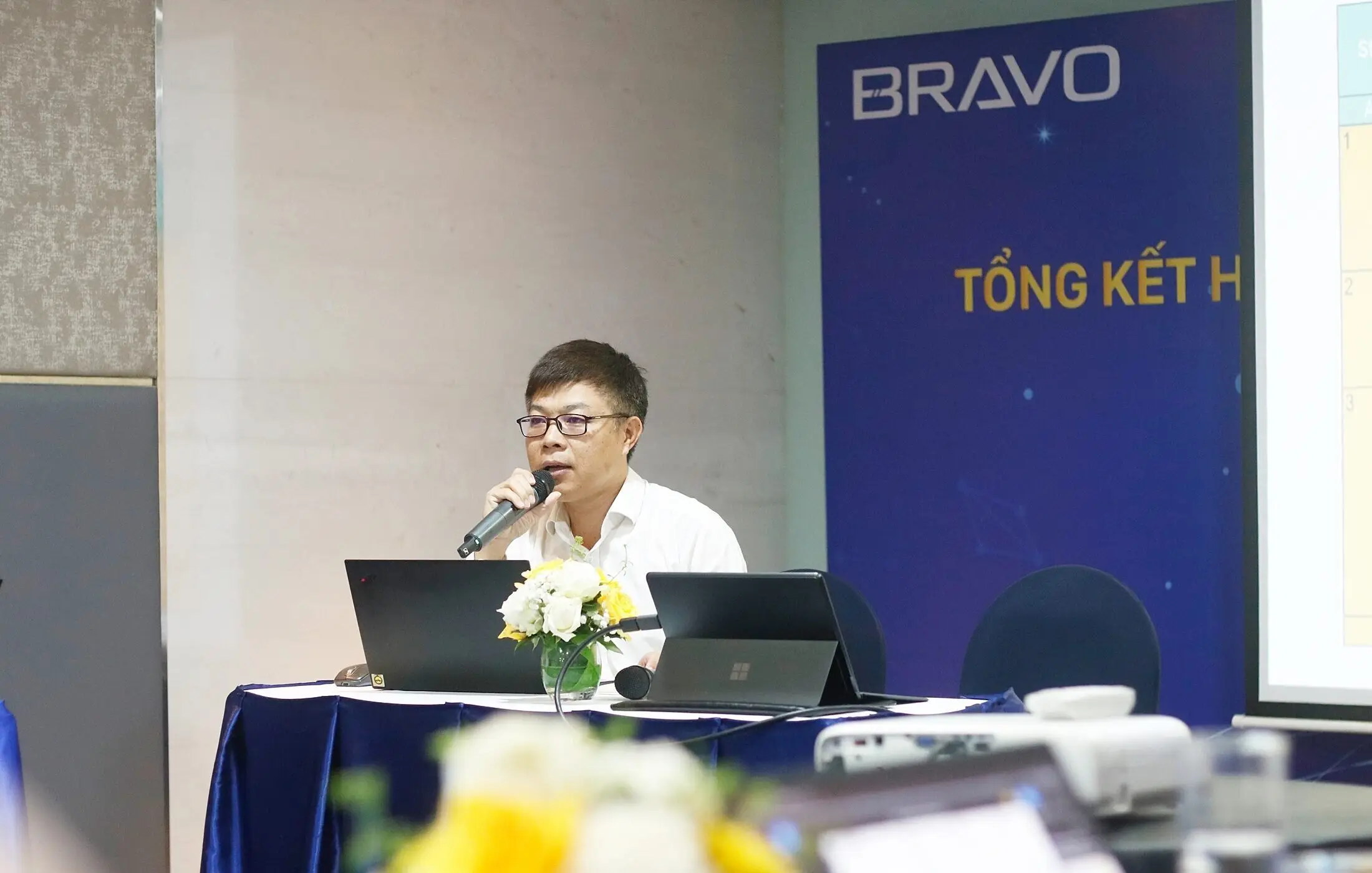 Cán bộ cấp quản lý trình bày kết quả năm 2023