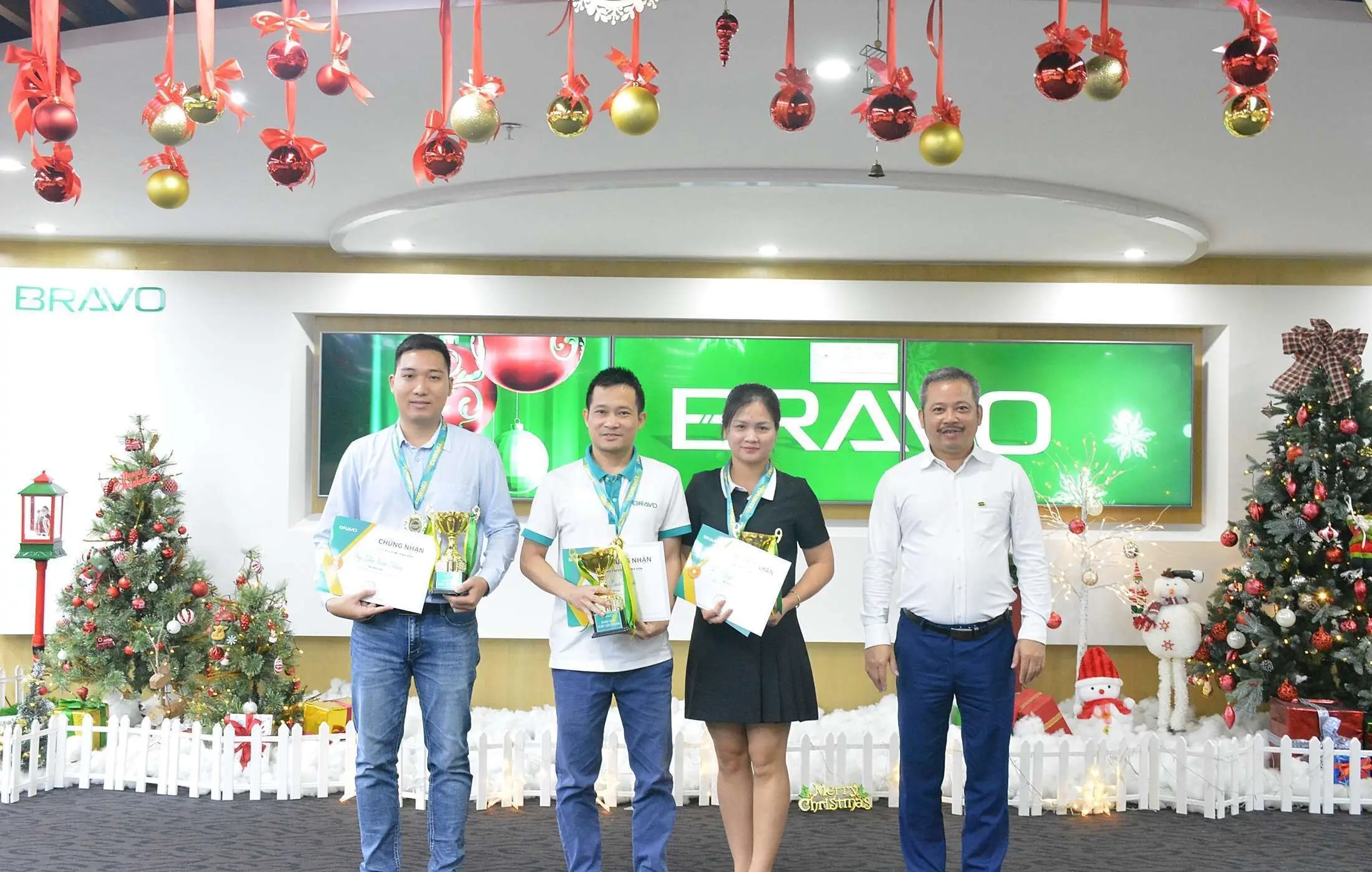 BRAVO HN trao cúp NVXS tháng 12/2023