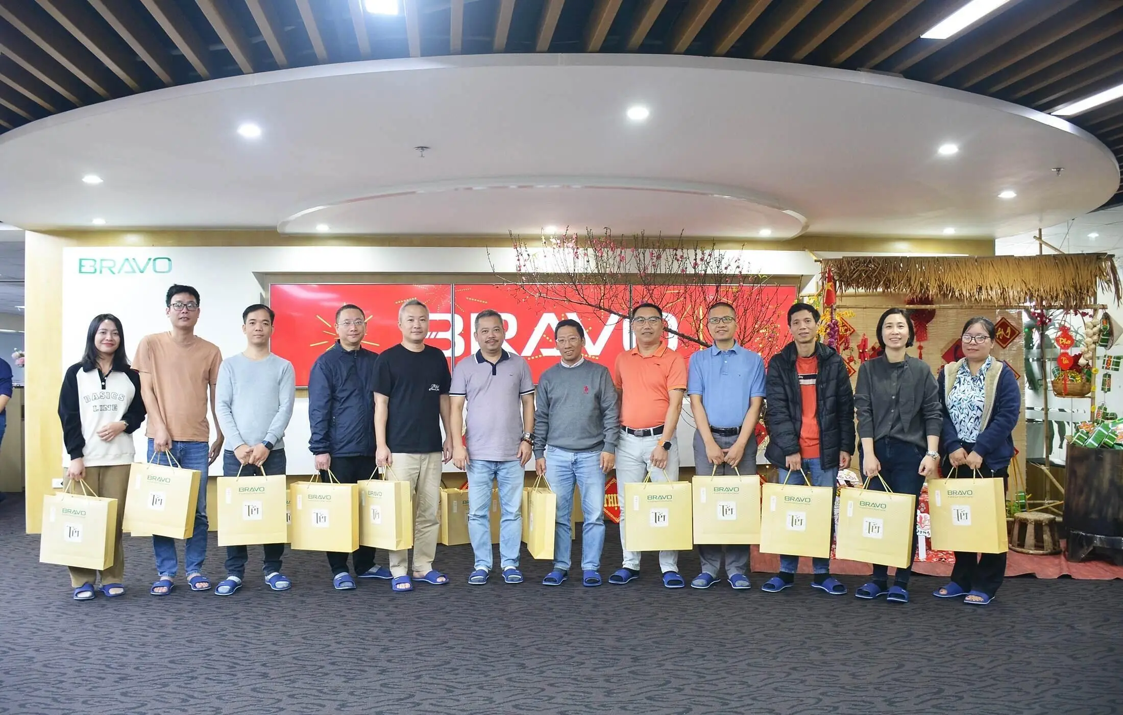 Trao quà Tết tới các cấp quản lý BRAVO HN 2024