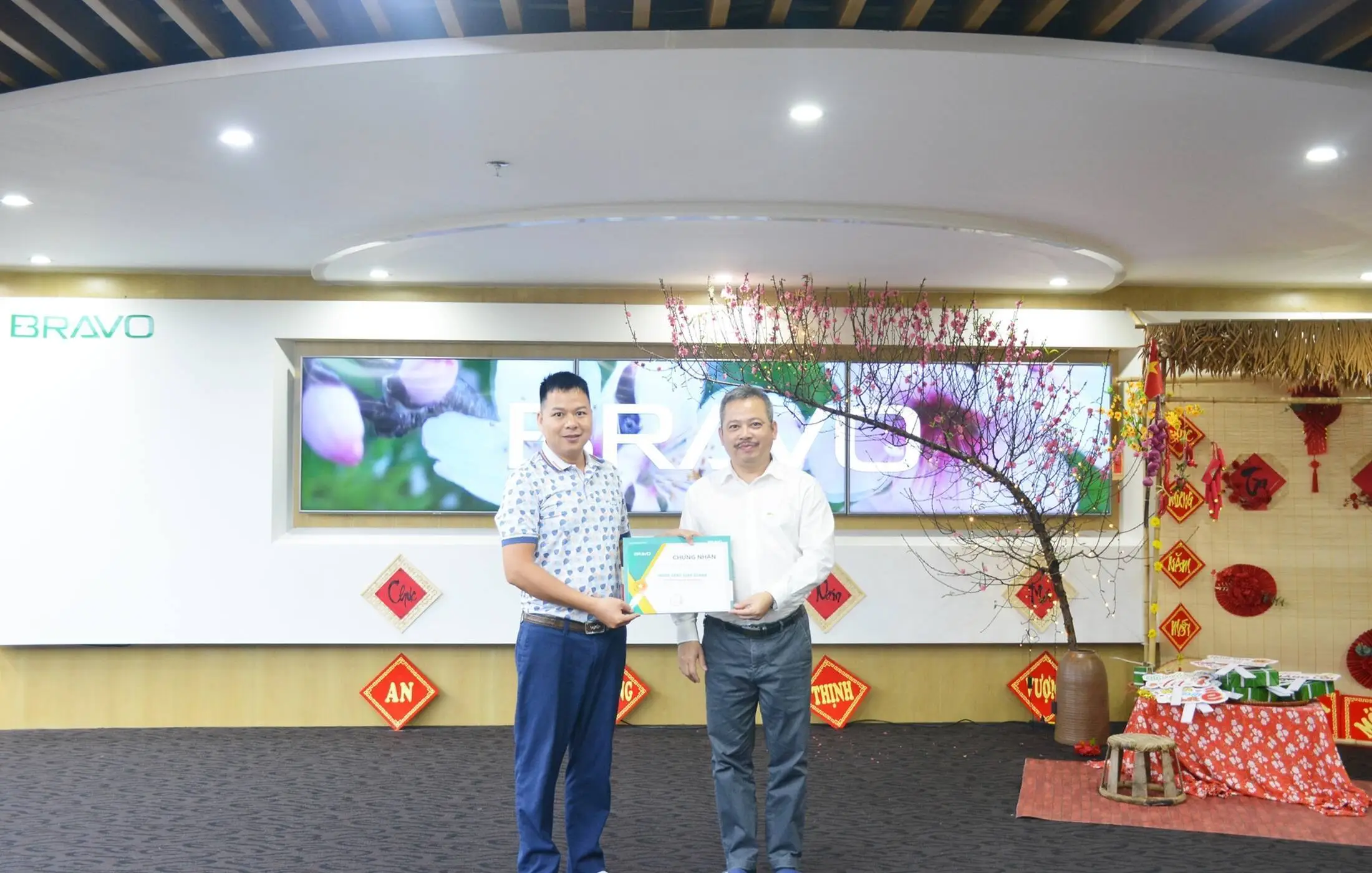 Thưởng nóng KD ký hợp đồng với Công ty Tôn thép Việt Pháp 2024