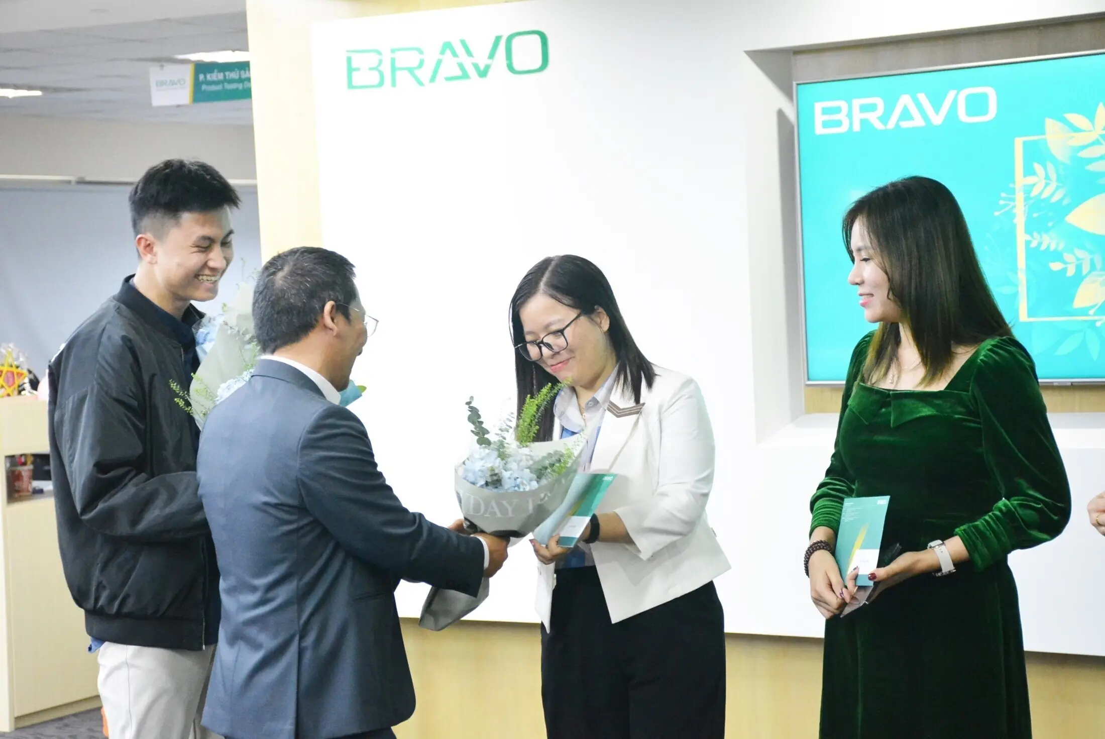 BRAVO HN tặng hoa ngày 8-3