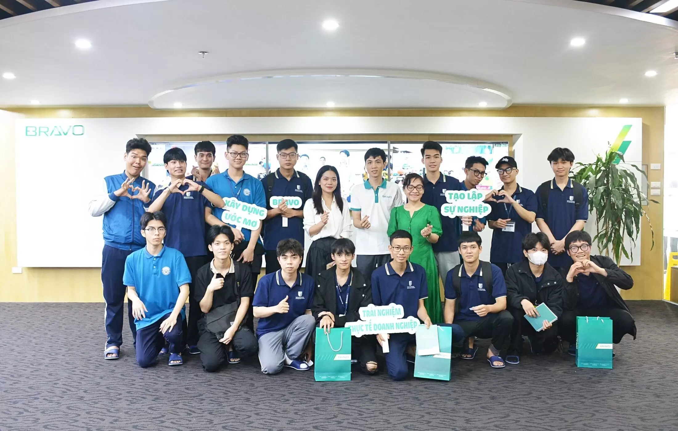 Chào đón sinh viên Khoa CNTT – ĐH Công nghệ Đông Á tham dự BRAVO’s Tour 2024
