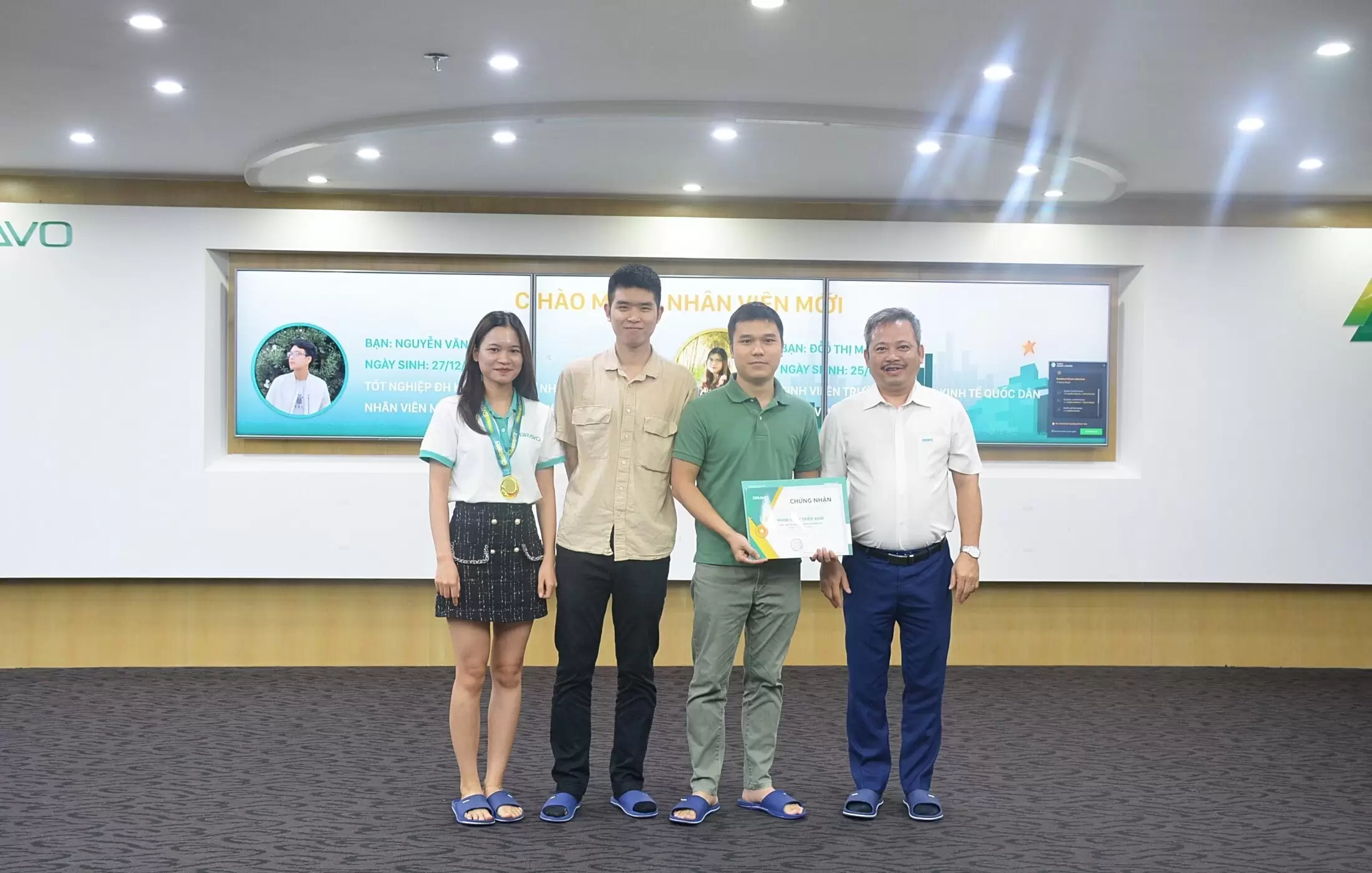 Thưởng nóng nhóm Kỹ thuật triển khai dự án BRAVO ERP cho Công ty Dệt 8-3