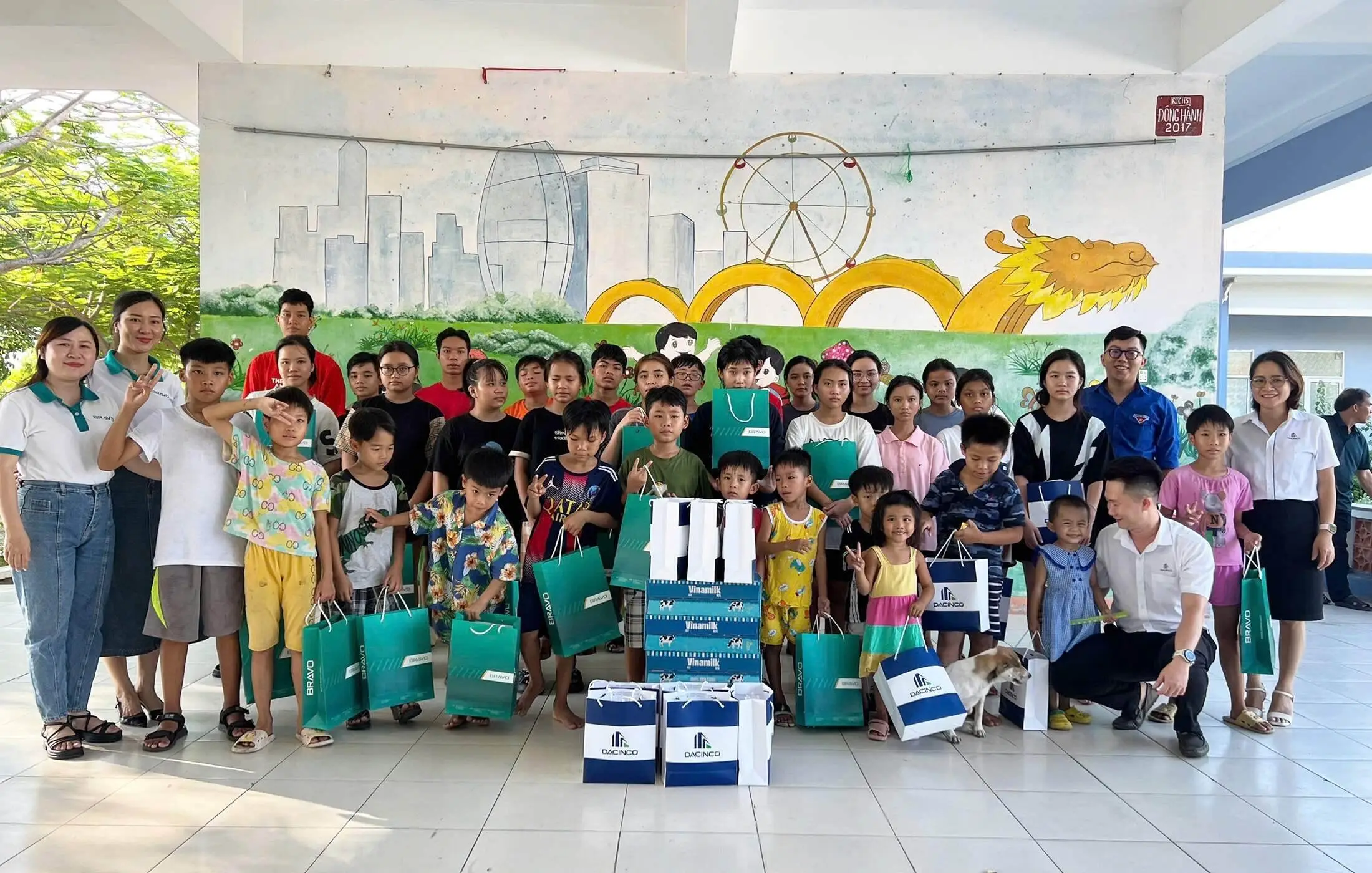 DACINCO, Sao Mai và BRAVO tặng quà trẻ em mồ côi tại Đà Nẵng