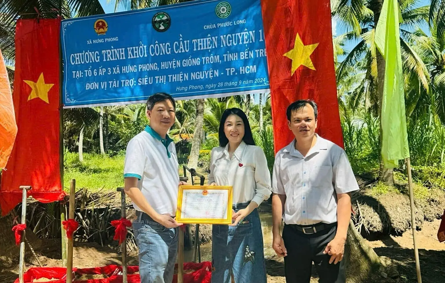 Đại diện BRAVO nhận giấy cảm ơn của UBND xã Hưng Phong