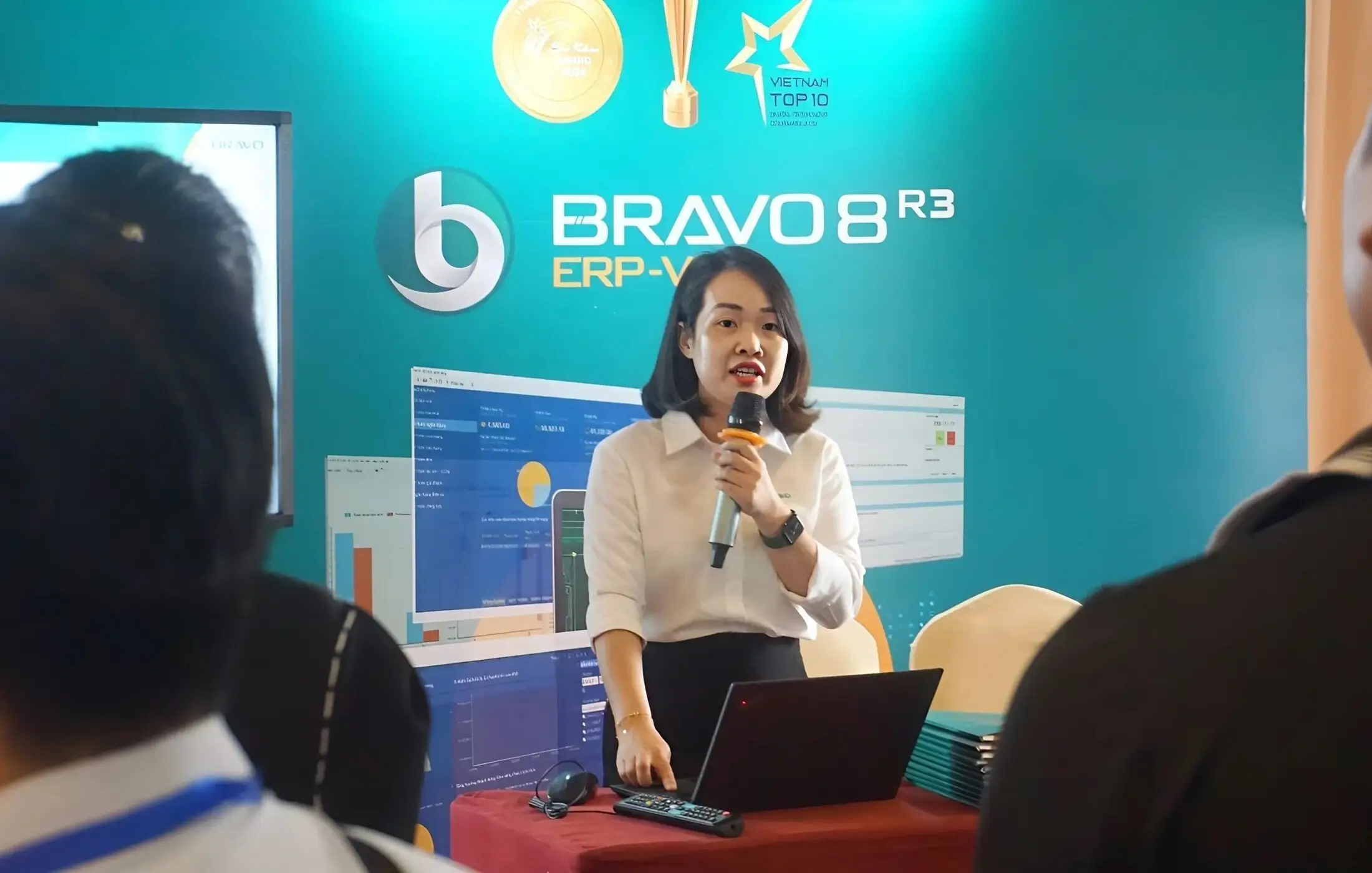 Đại diện BRAVO giới thiệu và tư vấn cho các khách mời tại Hội thảo sản xuất xanh - thông minh Bắc Giang