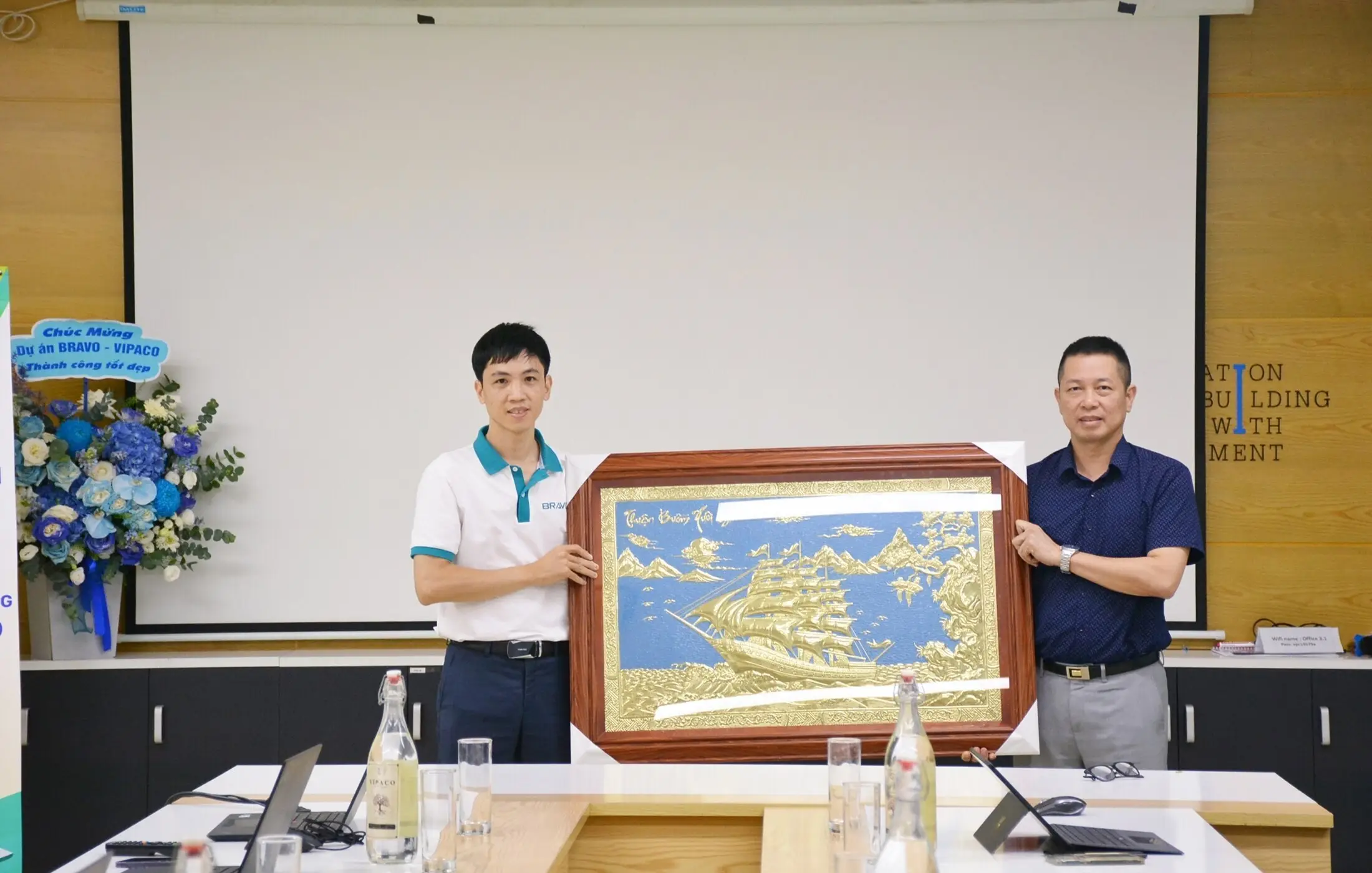 Đại diện Ban dự án BRAVO tặng món quà kỷ niệm tới Ban dự án VIPACO, cảm ơn đối tác và chúc mừng thành công của dự án