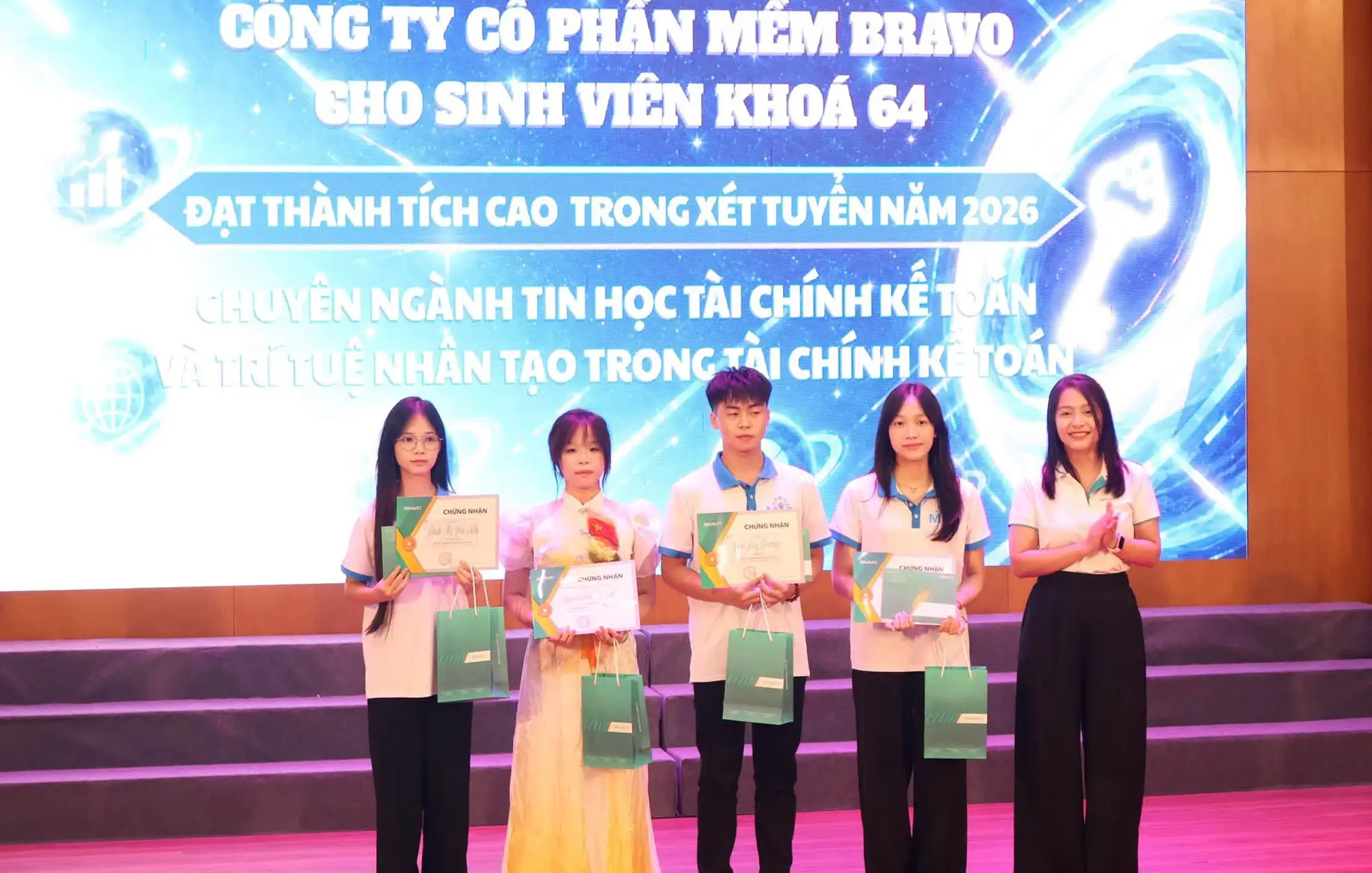 BRAVO trao học bổng tại Lễ chào tân sinh viên K64, Khoa HTTTKT, Học viện Tài Chính